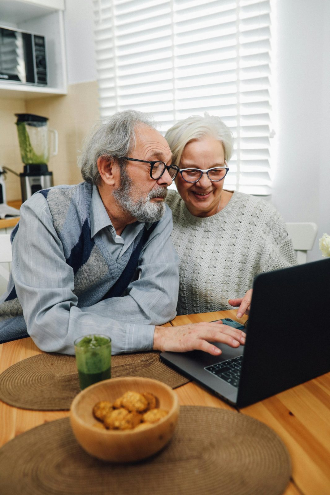 elderly-with-laptop